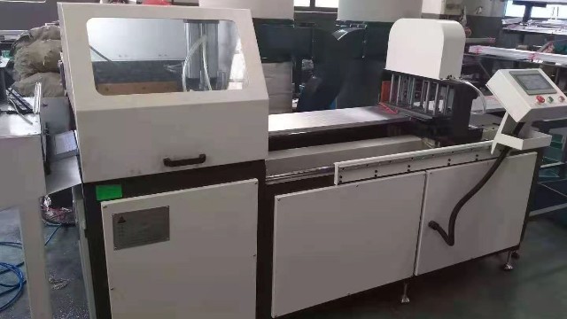 科鼎數控給您講解,自動數控切割鋸初步組裝。 自動數控切割鋸初步組裝